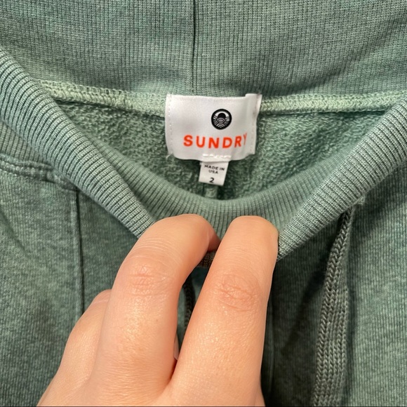 SUNDRY • pintuck cropped sage green sweatpants SIZE MEDIUM 8-10 - Picture 2 of 4